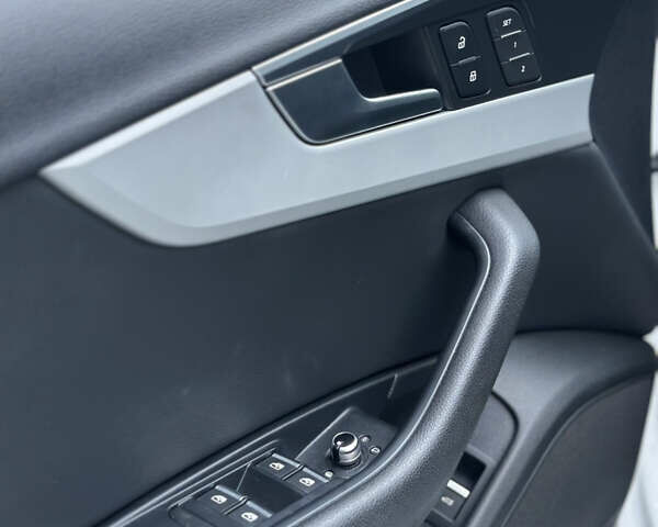 Белый Ауди А4, объемом двигателя 1.98 л и пробегом 127 тыс. км за 20900 $, фото 28 на Automoto.ua