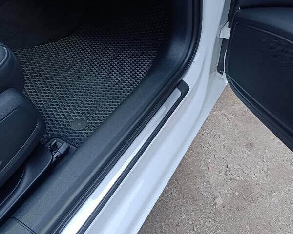 Білий Ауді А4, об'ємом двигуна 1.98 л та пробігом 36 тис. км за 30000 $, фото 12 на Automoto.ua