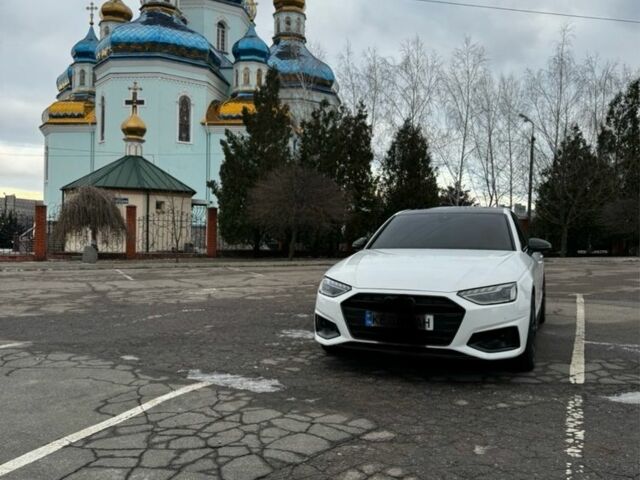 Белый Ауди А4, объемом двигателя 2 л и пробегом 31 тыс. км за 27800 $, фото 1 на Automoto.ua