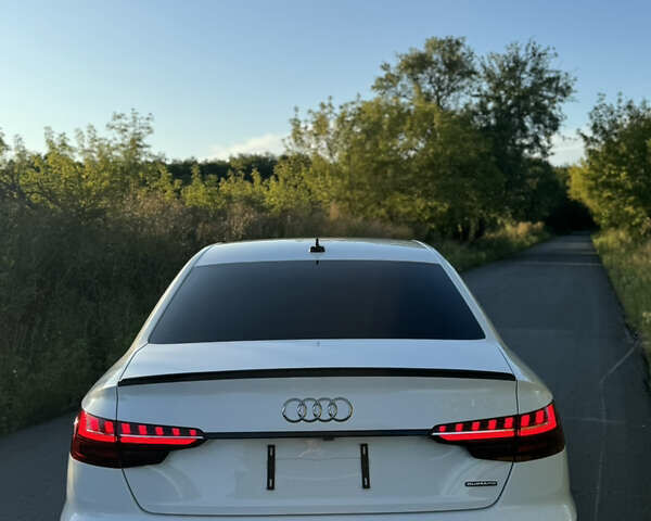 Белый Ауди А4, объемом двигателя 2 л и пробегом 22 тыс. км за 34900 $, фото 6 на Automoto.ua