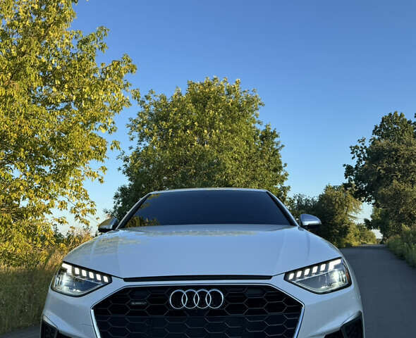 Белый Ауди А4, объемом двигателя 2 л и пробегом 22 тыс. км за 34900 $, фото 1 на Automoto.ua