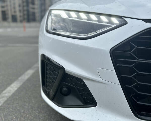 Білий Ауді А4, об'ємом двигуна 1.98 л та пробігом 32 тис. км за 31999 $, фото 4 на Automoto.ua