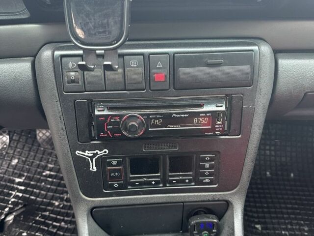 Белый Ауди А4, объемом двигателя 1.9 л и пробегом 330 тыс. км за 1190 $, фото 3 на Automoto.ua