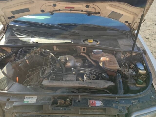 Белый Ауди А4, объемом двигателя 2.5 л и пробегом 300 тыс. км за 2200 $, фото 6 на Automoto.ua