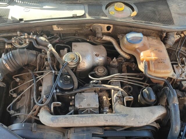 Белый Ауди А4, объемом двигателя 2.5 л и пробегом 300 тыс. км за 2200 $, фото 7 на Automoto.ua