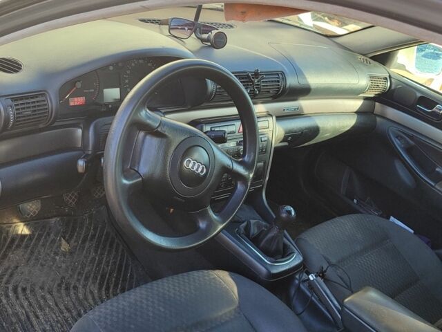 Белый Ауди А4, объемом двигателя 2.5 л и пробегом 300 тыс. км за 2200 $, фото 4 на Automoto.ua