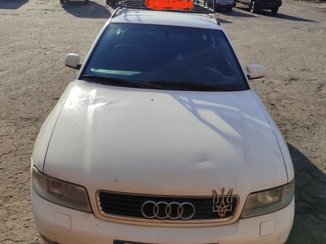 Белый Ауди А4, объемом двигателя 2.5 л и пробегом 300 тыс. км за 2200 $, фото 1 на Automoto.ua