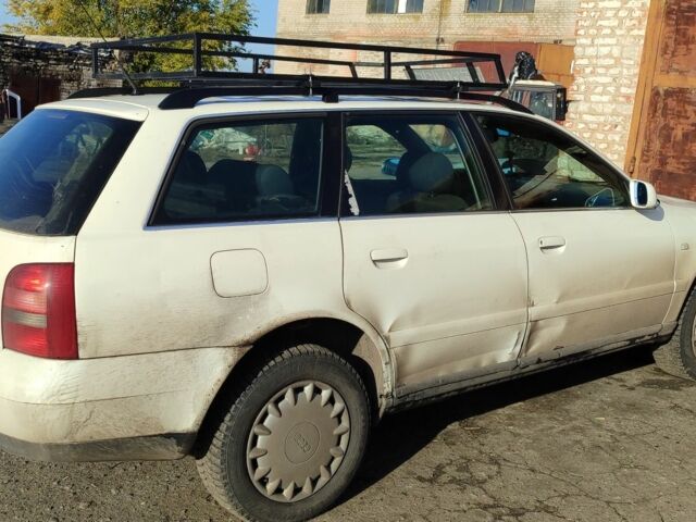 Белый Ауди А4, объемом двигателя 2.5 л и пробегом 300 тыс. км за 2200 $, фото 5 на Automoto.ua