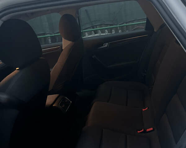 Белый Ауди А4, объемом двигателя 2 л и пробегом 267 тыс. км за 9000 $, фото 11 на Automoto.ua