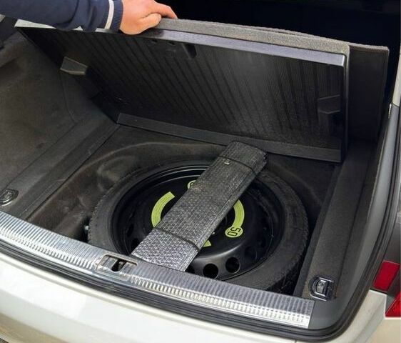 Білий Ауді А4, об'ємом двигуна 2 л та пробігом 340 тис. км за 10800 $, фото 12 на Automoto.ua