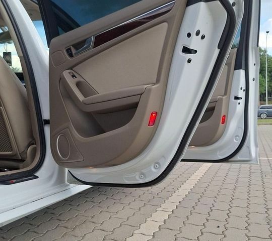 Білий Ауді А4, об'ємом двигуна 2 л та пробігом 246 тис. км за 9000 $, фото 34 на Automoto.ua