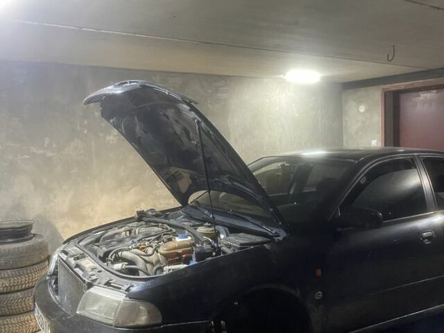 Черный Ауди А4, объемом двигателя 1.8 л и пробегом 280 тыс. км за 2800 $, фото 7 на Automoto.ua