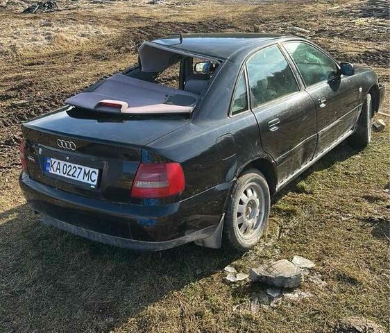 Черный Ауди А4, объемом двигателя 1.6 л и пробегом 270 тыс. км за 999 $, фото 4 на Automoto.ua