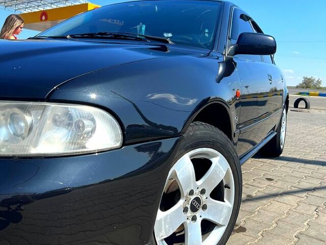 Чорний Ауді А4, об'ємом двигуна 1.6 л та пробігом 270 тис. км за 3700 $, фото 1 на Automoto.ua