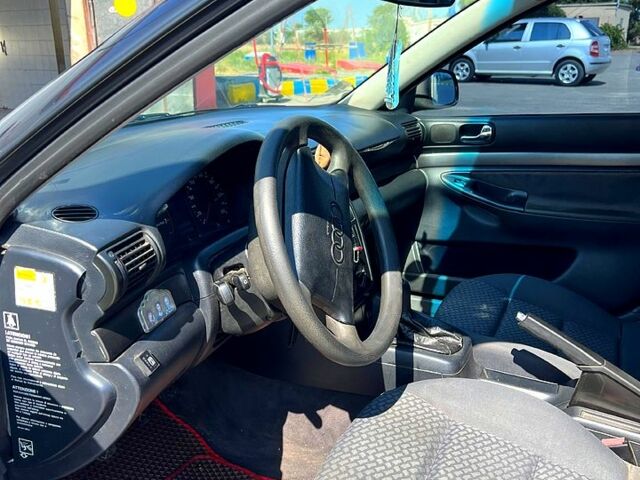 Чорний Ауді А4, об'ємом двигуна 1.6 л та пробігом 270 тис. км за 3700 $, фото 2 на Automoto.ua