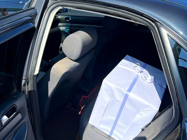 Чорний Ауді А4, об'ємом двигуна 1.6 л та пробігом 270 тис. км за 3700 $, фото 5 на Automoto.ua