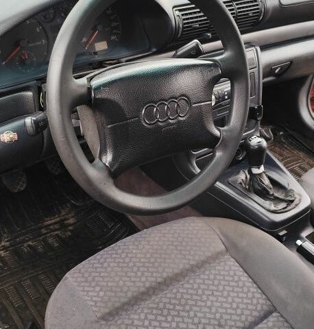 Чорний Ауді А4, об'ємом двигуна 1.8 л та пробігом 300 тис. км за 1200 $, фото 4 на Automoto.ua