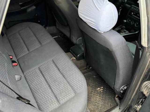 Черный Ауди А4, объемом двигателя 1.6 л и пробегом 250 тыс. км за 1500 $, фото 5 на Automoto.ua