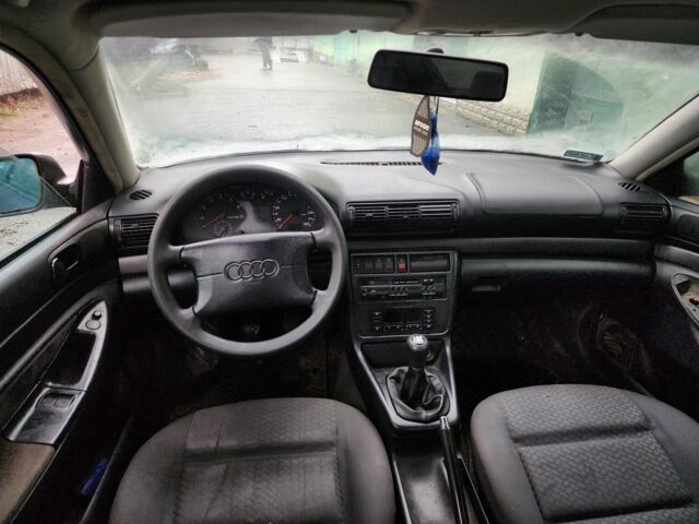 Черный Ауди А4, объемом двигателя 1.8 л и пробегом 250 тыс. км за 950 $, фото 5 на Automoto.ua