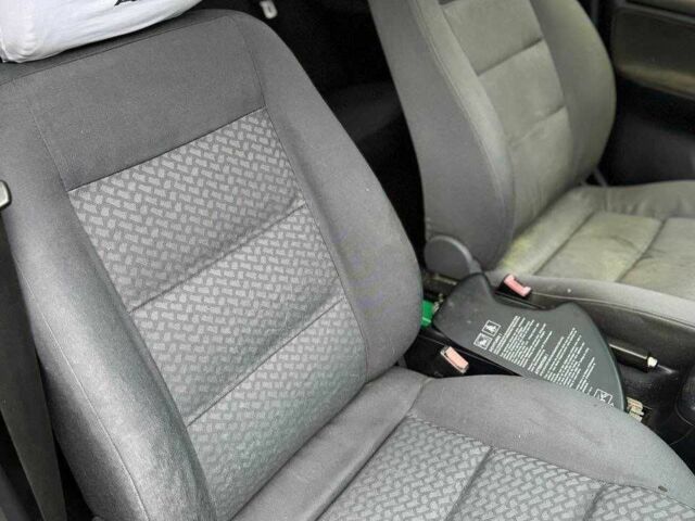 Черный Ауди А4, объемом двигателя 1.6 л и пробегом 250 тыс. км за 1500 $, фото 7 на Automoto.ua