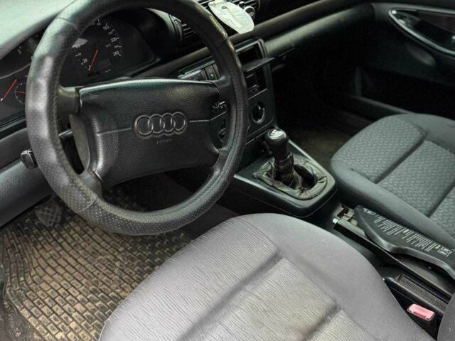 Черный Ауди А4, объемом двигателя 1.6 л и пробегом 250 тыс. км за 1500 $, фото 8 на Automoto.ua