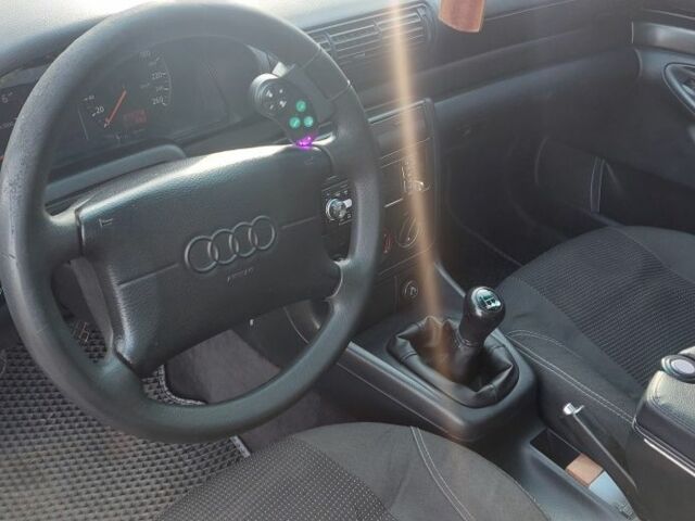 Черный Ауди А4, объемом двигателя 1.6 л и пробегом 276 тыс. км за 3500 $, фото 7 на Automoto.ua