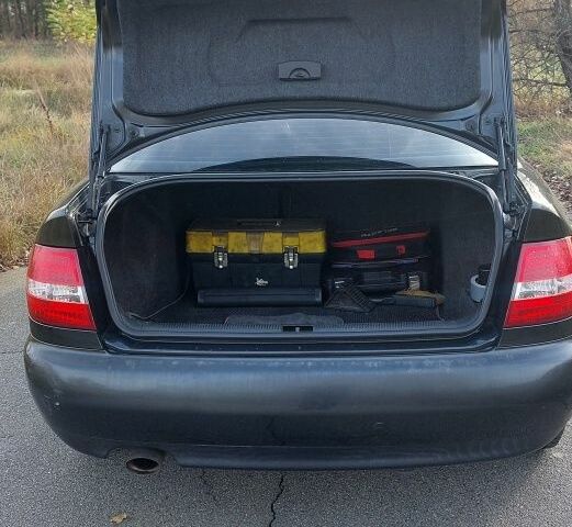 Черный Ауди А4, объемом двигателя 1.6 л и пробегом 276 тыс. км за 3500 $, фото 4 на Automoto.ua