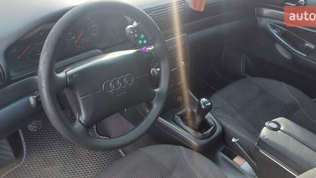 Черный Ауди А4, объемом двигателя 1.6 л и пробегом 276 тыс. км за 3500 $, фото 3 на Automoto.ua