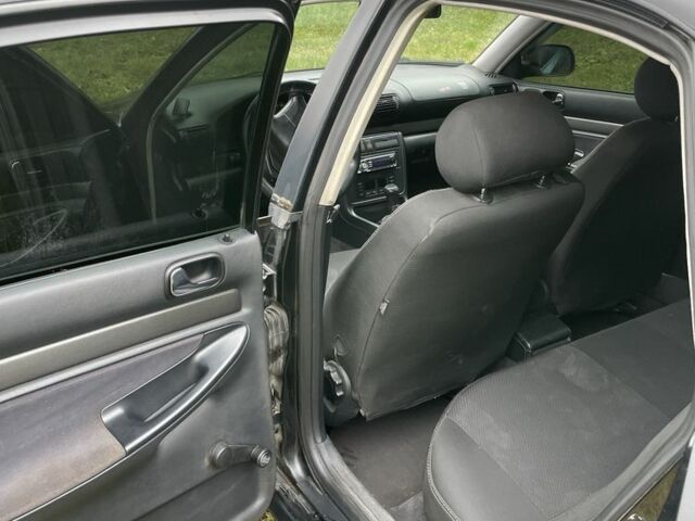 Чорний Ауді А4, об'ємом двигуна 1.8 л та пробігом 550 тис. км за 3000 $, фото 4 на Automoto.ua