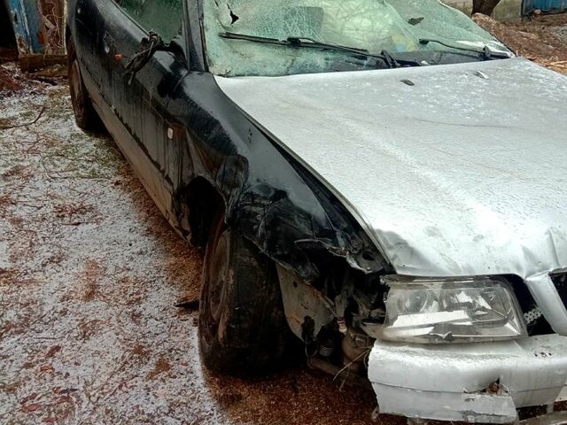 Черный Ауди А4, объемом двигателя 2.8 л и пробегом 300 тыс. км за 1200 $, фото 2 на Automoto.ua