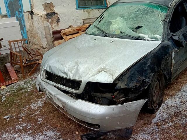 Черный Ауди А4, объемом двигателя 2.8 л и пробегом 300 тыс. км за 1200 $, фото 3 на Automoto.ua