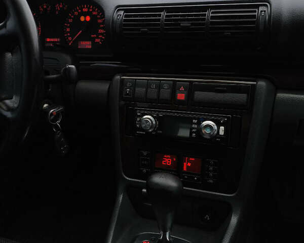 Черный Ауди А4, объемом двигателя 1.9 л и пробегом 332 тыс. км за 3500 $, фото 6 на Automoto.ua