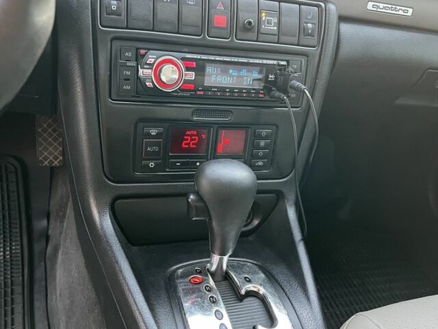 Чорний Ауді А4, об'ємом двигуна 1.8 л та пробігом 258 тис. км за 4800 $, фото 6 на Automoto.ua