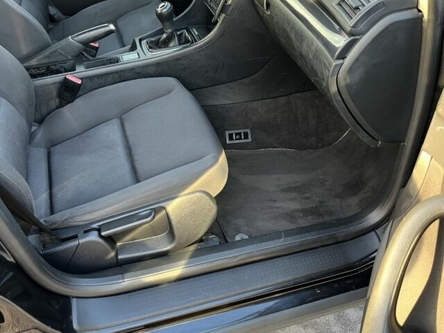 Чорний Ауді А4, об'ємом двигуна 1.6 л та пробігом 216 тис. км за 5000 $, фото 11 на Automoto.ua