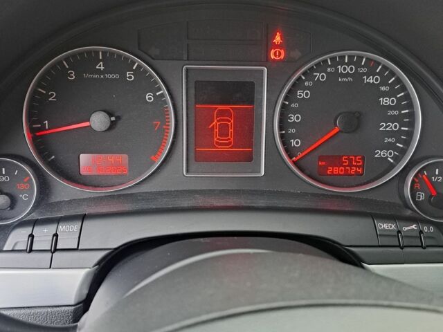 Чорний Ауді А4, об'ємом двигуна 2 л та пробігом 280 тис. км за 7400 $, фото 5 на Automoto.ua