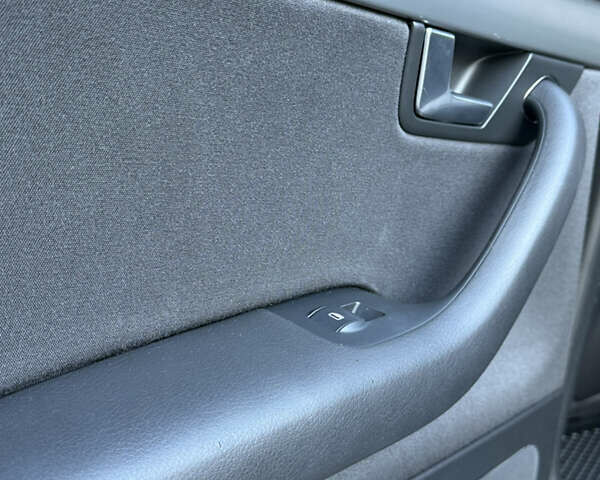 Черный Ауди А4, объемом двигателя 2 л и пробегом 173 тыс. км за 9000 $, фото 26 на Automoto.ua