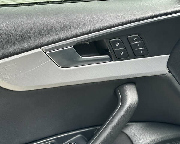 Чорний Ауді А4, об'ємом двигуна 2 л та пробігом 195 тис. км за 13900 $, фото 5 на Automoto.ua