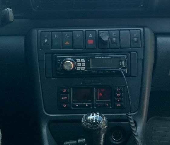 Чорний Ауді А4, об'ємом двигуна 1.6 л та пробігом 296 тис. км за 2000 $, фото 6 на Automoto.ua