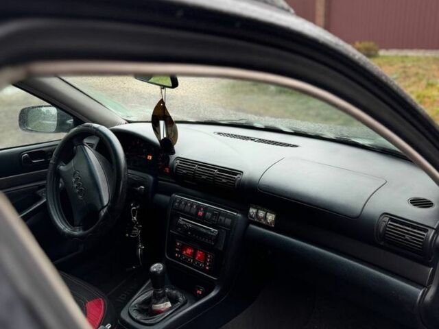 Черный Ауди А4, объемом двигателя 1.8 л и пробегом 400 тыс. км за 2300 $, фото 4 на Automoto.ua