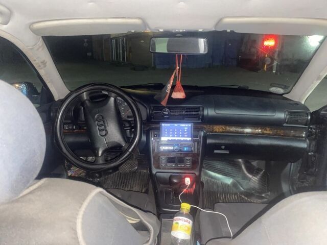 Черный Ауди А4, объемом двигателя 1.8 л и пробегом 300 тыс. км за 1900 $, фото 1 на Automoto.ua