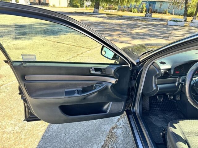 Чорний Ауді А4, об'ємом двигуна 2.5 л та пробігом 300 тис. км за 4805 $, фото 6 на Automoto.ua