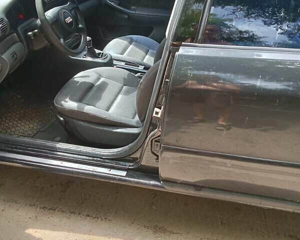 Черный Ауди А4, объемом двигателя 1.6 л и пробегом 309 тыс. км за 3700 $, фото 3 на Automoto.ua