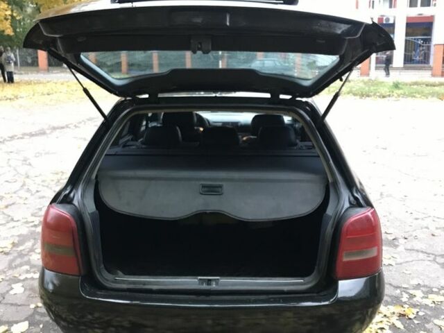 Черный Ауди А4, объемом двигателя 1.8 л и пробегом 473 тыс. км за 3800 $, фото 7 на Automoto.ua