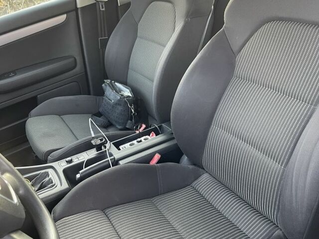 Черный Ауди А4, объемом двигателя 2 л и пробегом 350 тыс. км за 6000 $, фото 4 на Automoto.ua