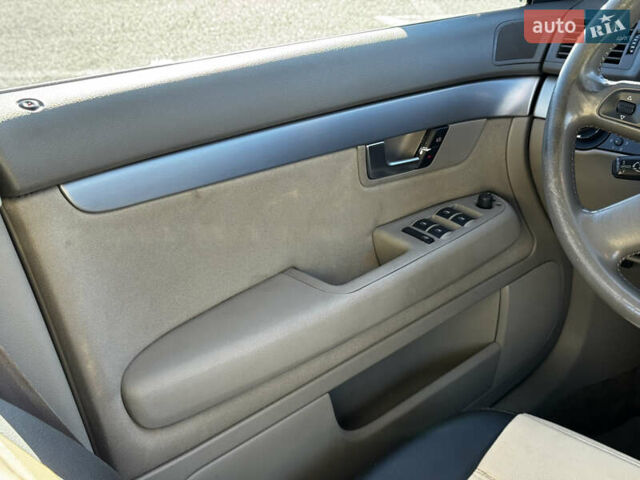 Чорний Ауді А4, об'ємом двигуна 2.5 л та пробігом 366 тис. км за 5600 $, фото 18 на Automoto.ua