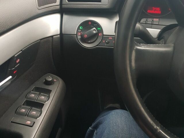 Черный Ауди А4, объемом двигателя 2 л и пробегом 390 тыс. км за 5900 $, фото 10 на Automoto.ua