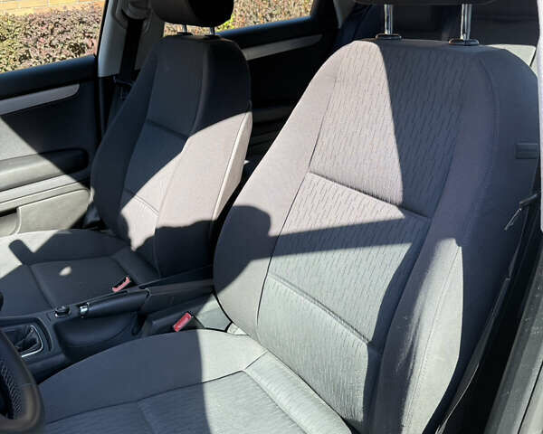 Чорний Ауді А4, об'ємом двигуна 2 л та пробігом 200 тис. км за 6950 $, фото 15 на Automoto.ua