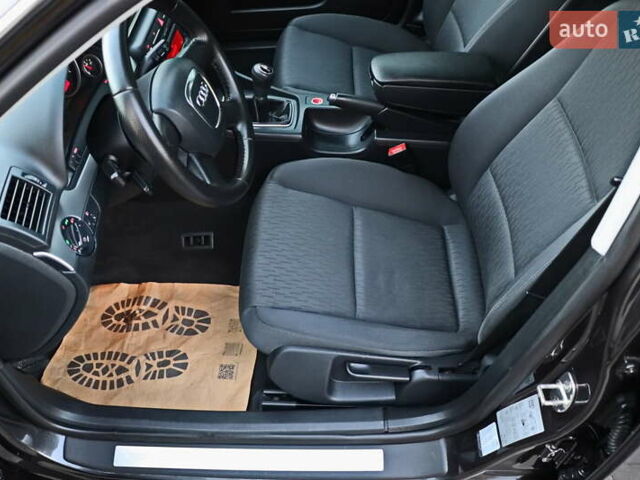 Чорний Ауді А4, об'ємом двигуна 1.6 л та пробігом 193 тис. км за 8555 $, фото 18 на Automoto.ua