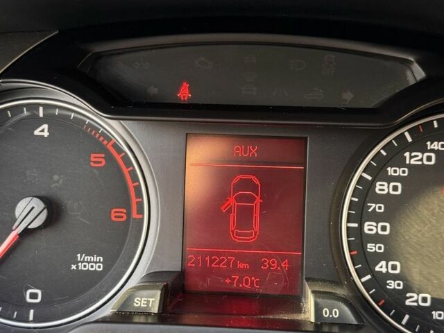 Черный Ауди А4, объемом двигателя 2 л и пробегом 211 тыс. км за 12000 $, фото 6 на Automoto.ua