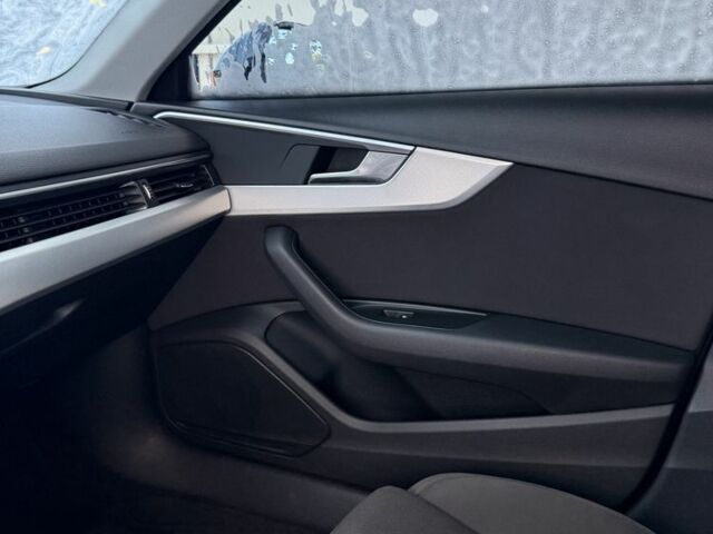 Чорний Ауді А4, об'ємом двигуна 2 л та пробігом 296 тис. км за 15500 $, фото 4 на Automoto.ua